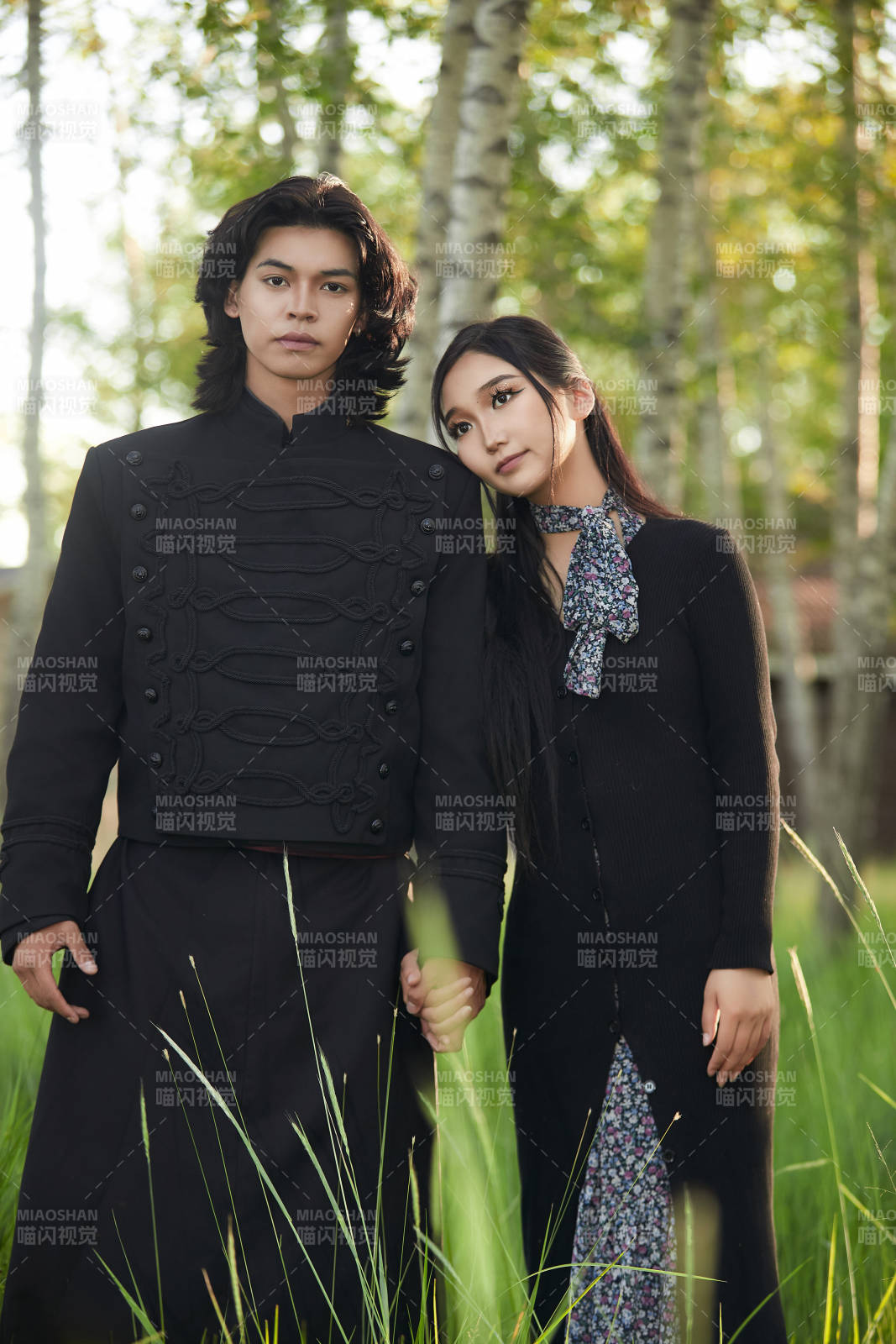 户外旅游景区拍照的亚洲情侣图片