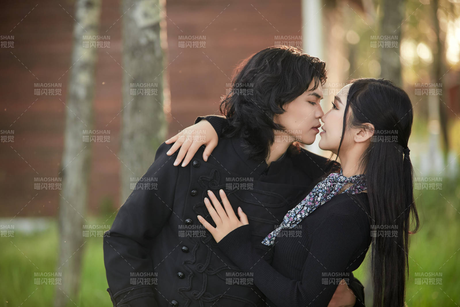 户外旅游景区拍照的亚洲情侣图片