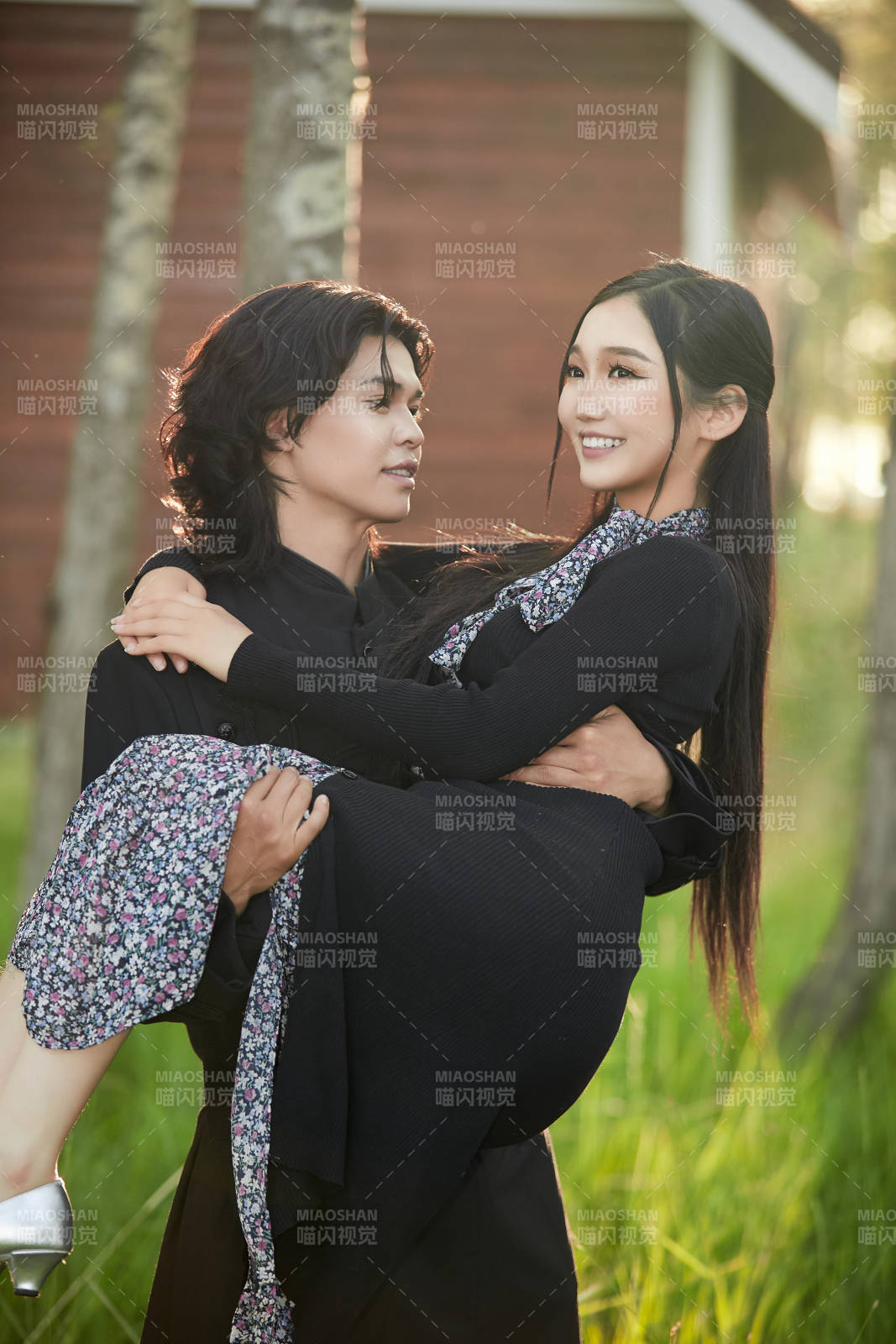 户外旅游景区拍照的亚洲情侣图片