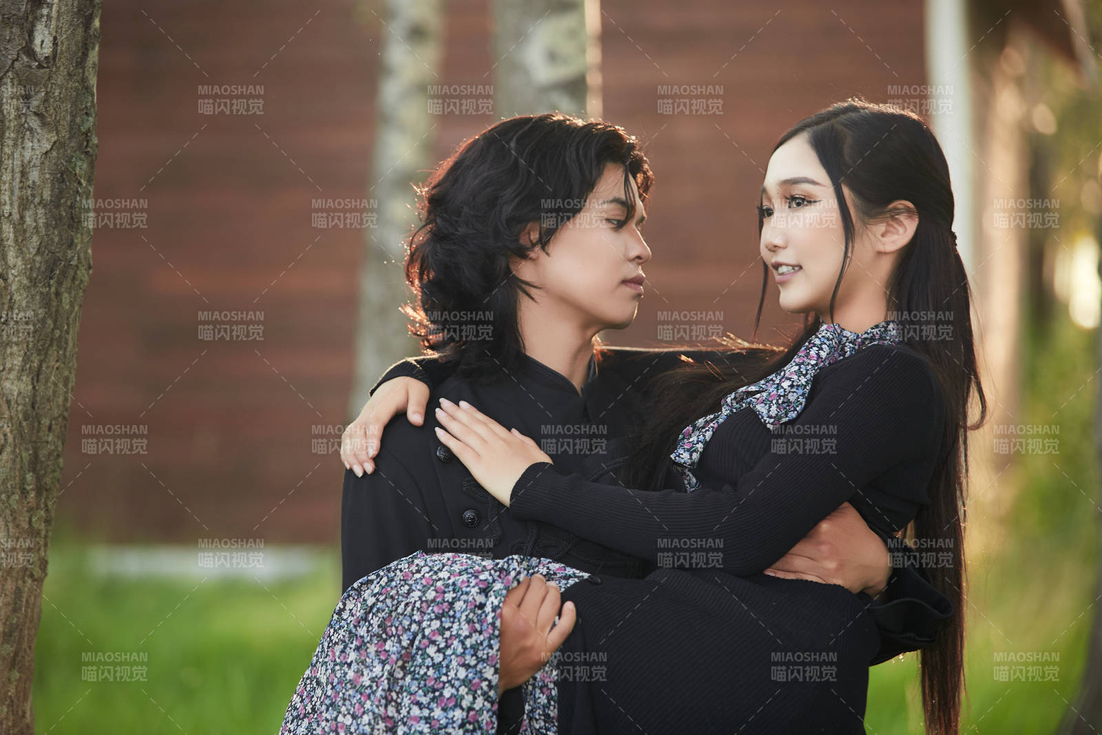 户外旅游景区拍照的亚洲情侣图片