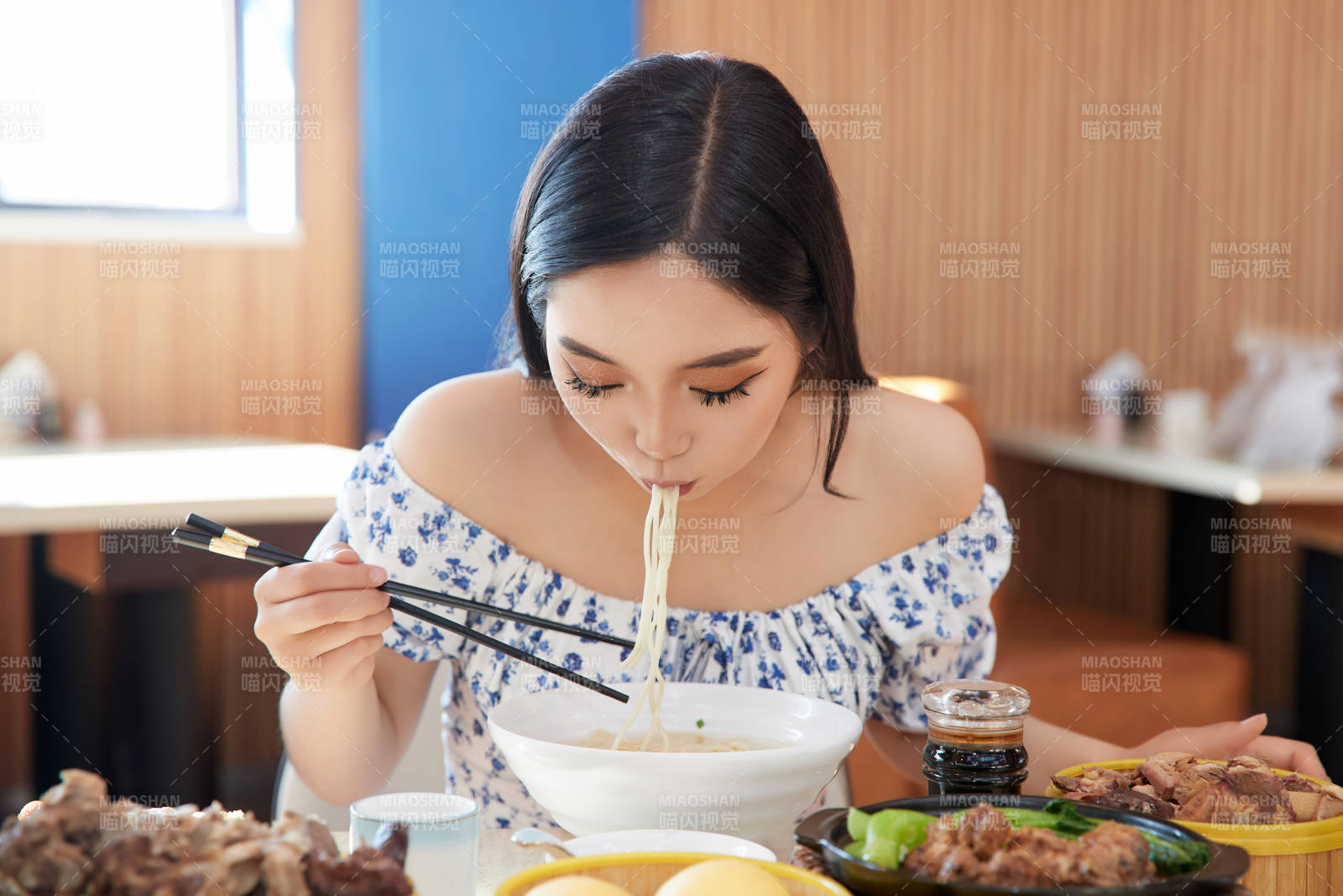 在茶餐厅大吃特吃的美女图片