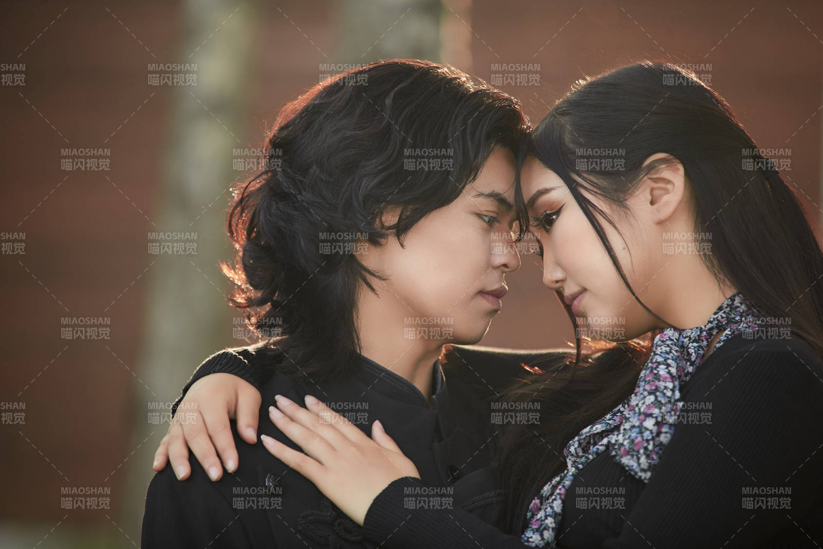 户外旅游景区拍照的亚洲情侣图片