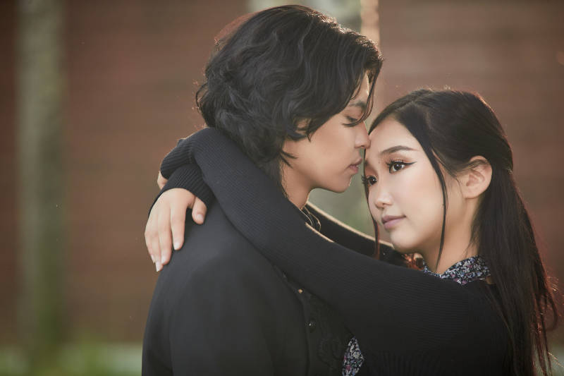 户外旅游景区拍照的亚洲情侣图片