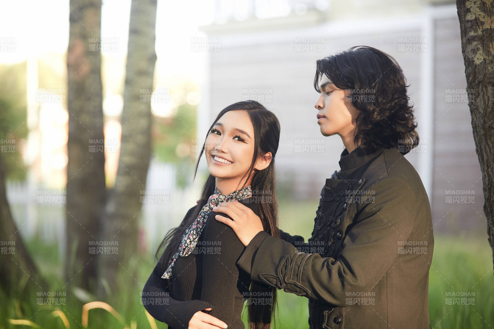 户外旅游景区拍照的亚洲情侣图片