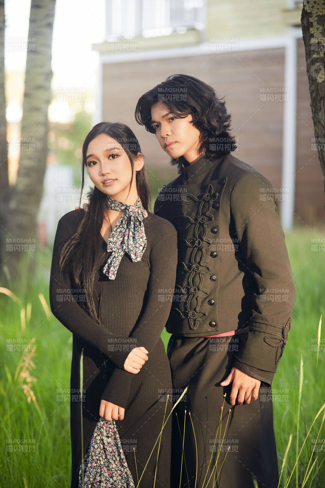 户外旅游景区拍照的亚洲情侣图片