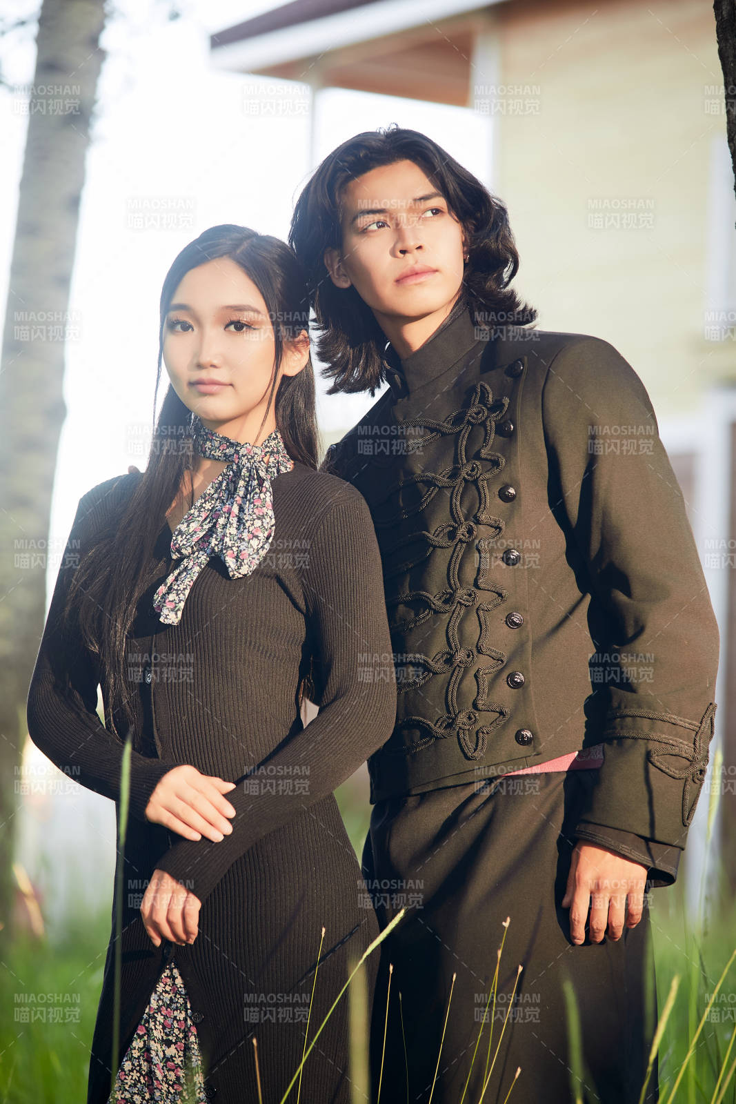 户外旅游景区拍照的亚洲情侣图片