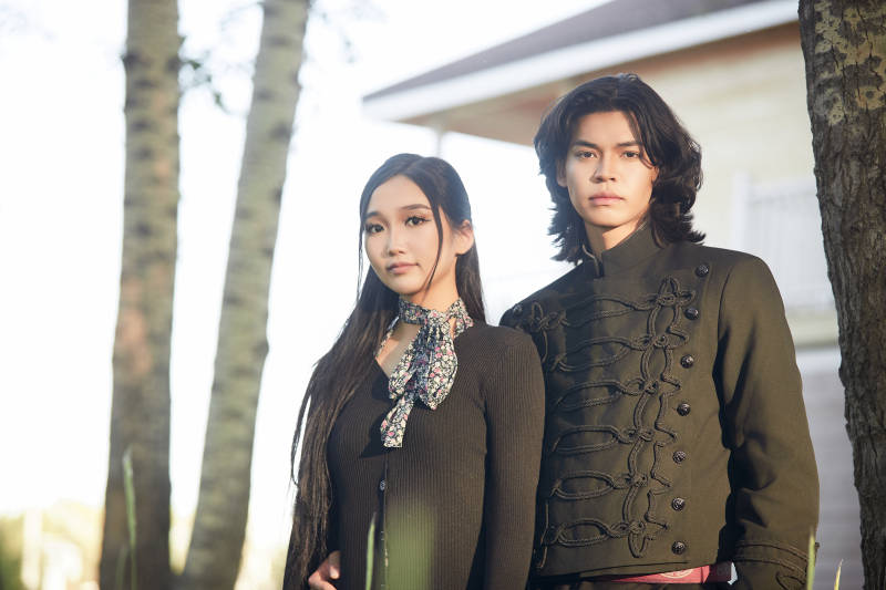 户外旅游景区拍照的亚洲情侣图片