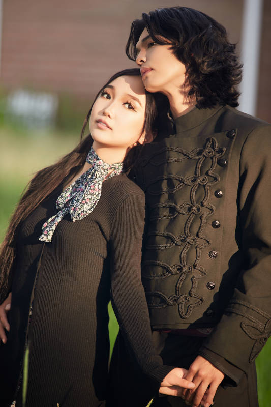 户外旅游景区拍照的亚洲情侣图片