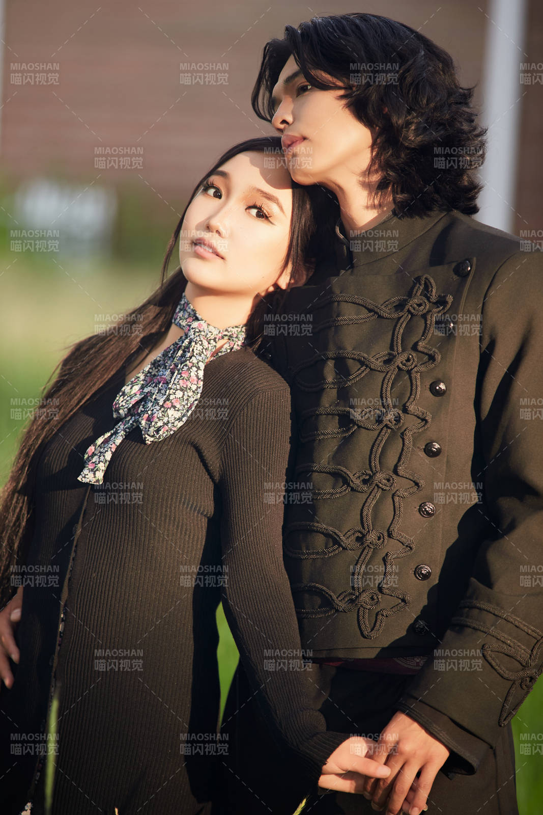 户外旅游景区拍照的亚洲情侣图片