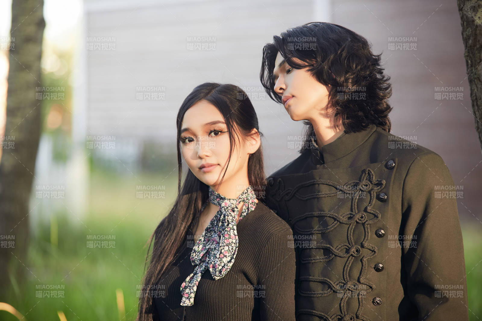 户外旅游景区拍照的亚洲情侣图片