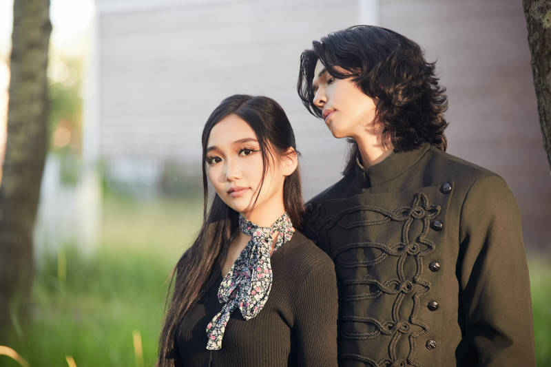 户外旅游景区拍照的亚洲情侣图片