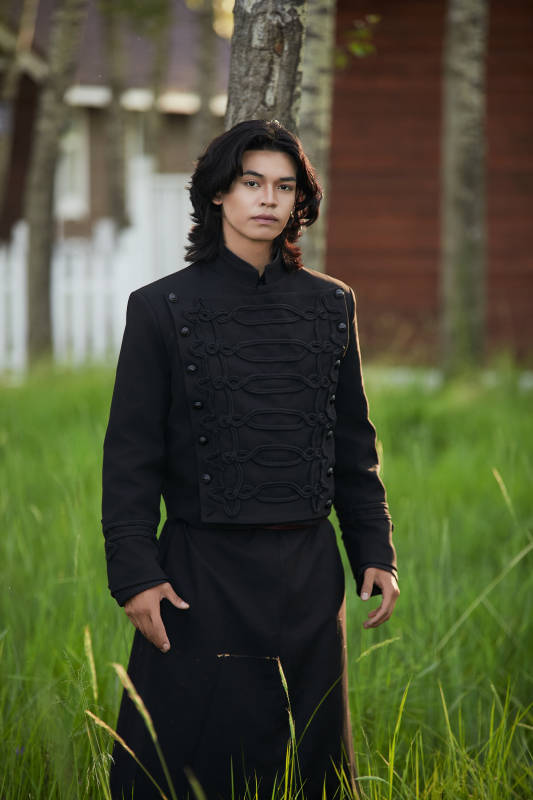 在湿地公园身穿蒙古族传统服饰的男子图片