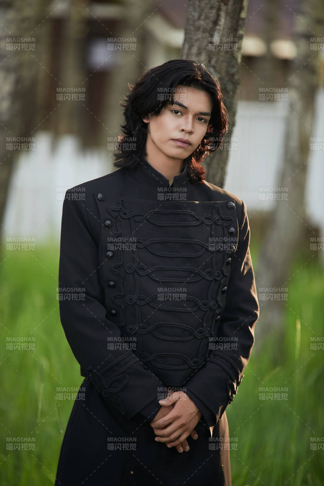 在湿地公园身穿蒙古族传统服饰的男子图片