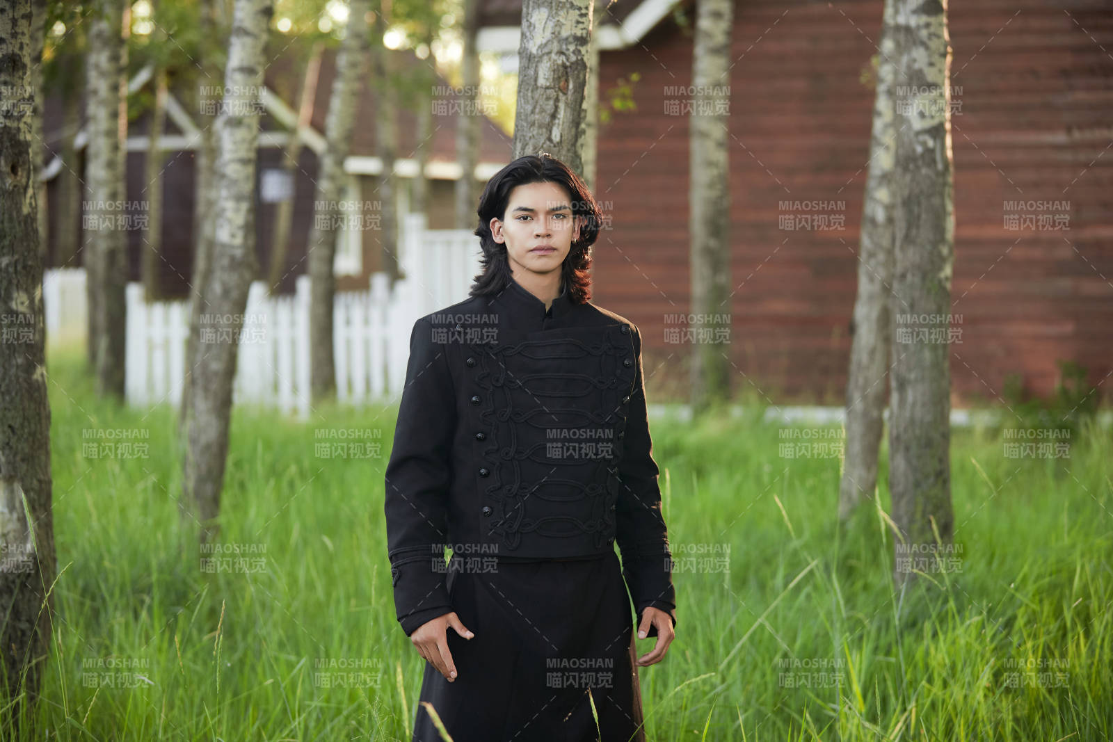 在湿地公园身穿蒙古族传统服饰的男子图片