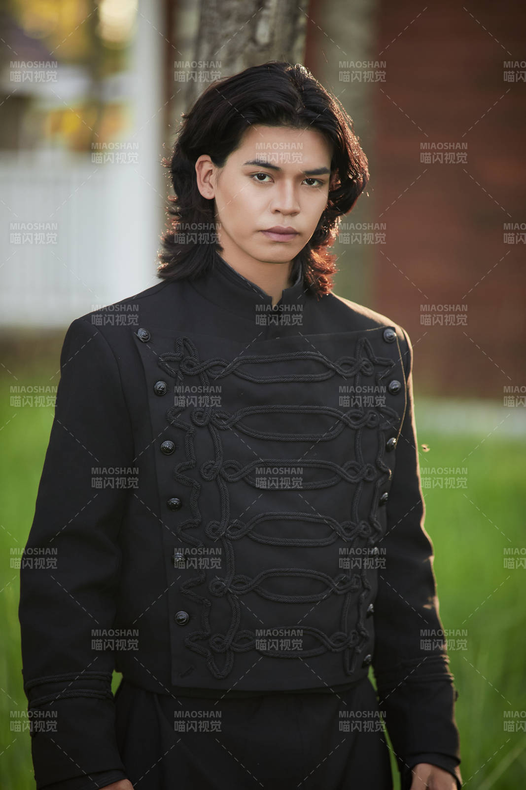 在湿地公园身穿蒙古族传统服饰的男子图片