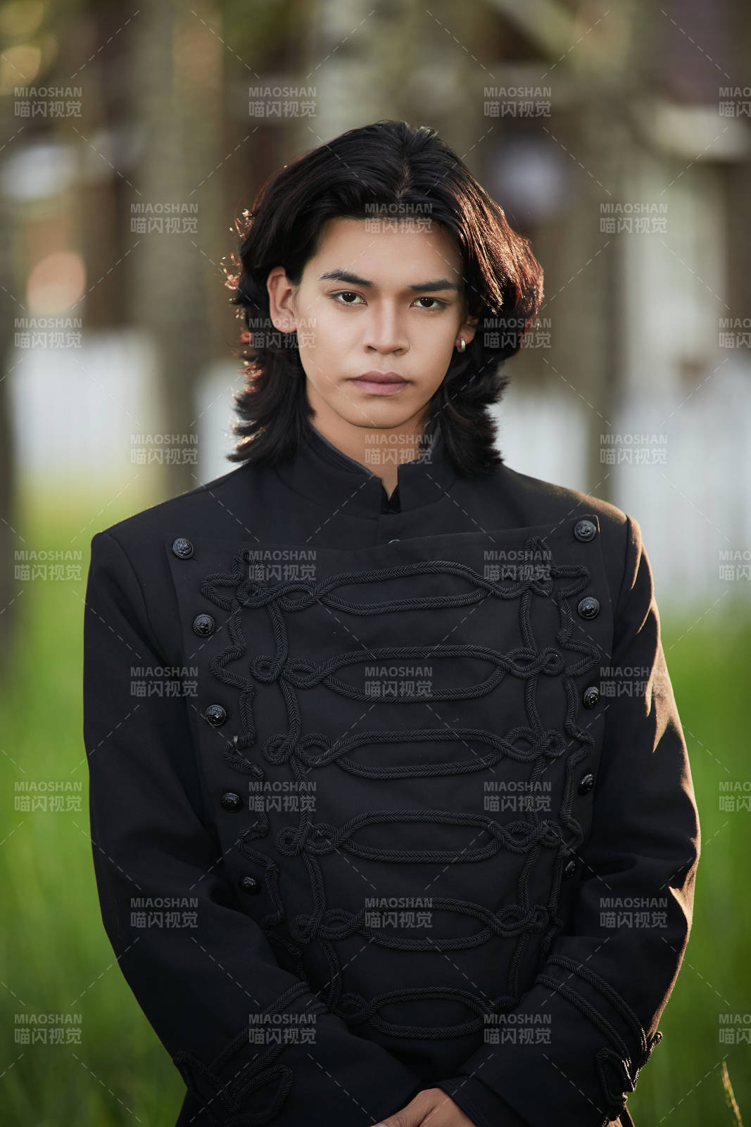 在湿地公园身穿蒙古族传统服饰的男子图片