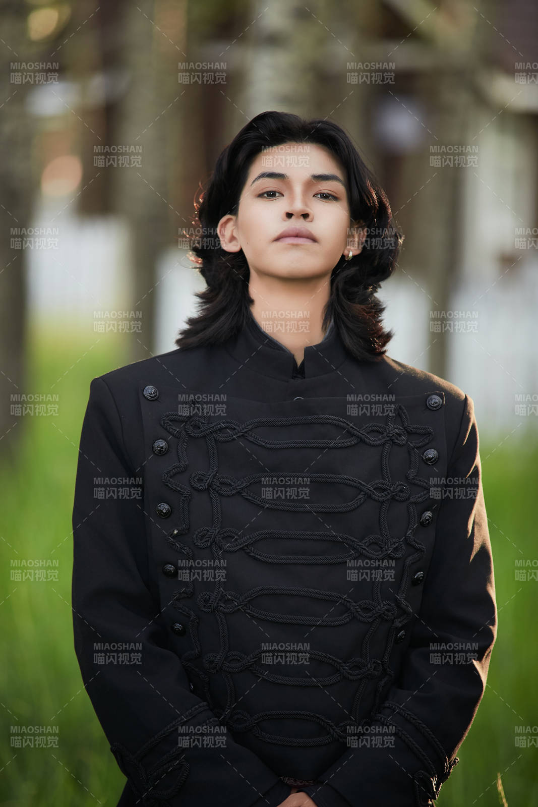 在湿地公园身穿蒙古族传统服饰的男子图片