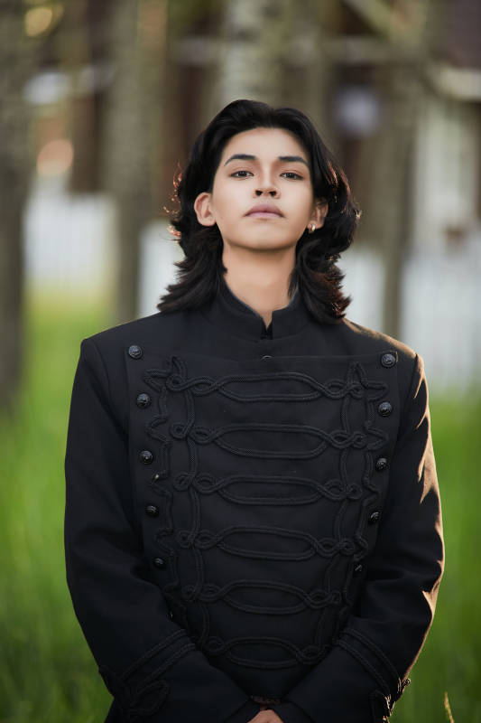 在湿地公园身穿蒙古族传统服饰的男子图片