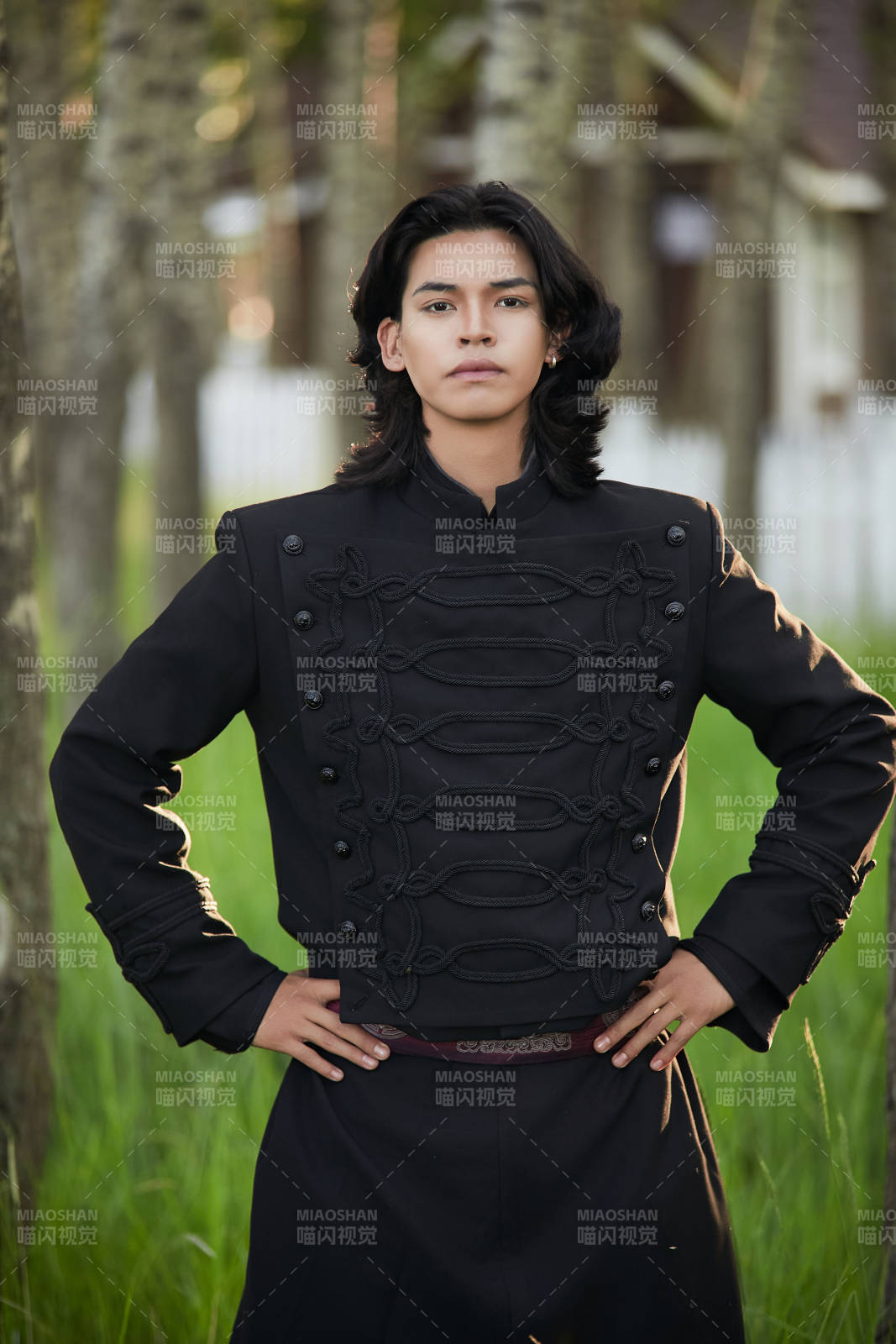 在湿地公园身穿蒙古族传统服饰的男子图片