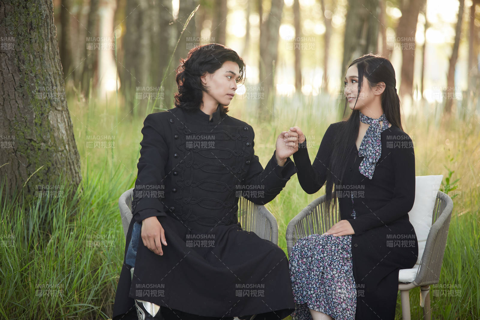 户外旅游景区拍照的亚洲情侣图片