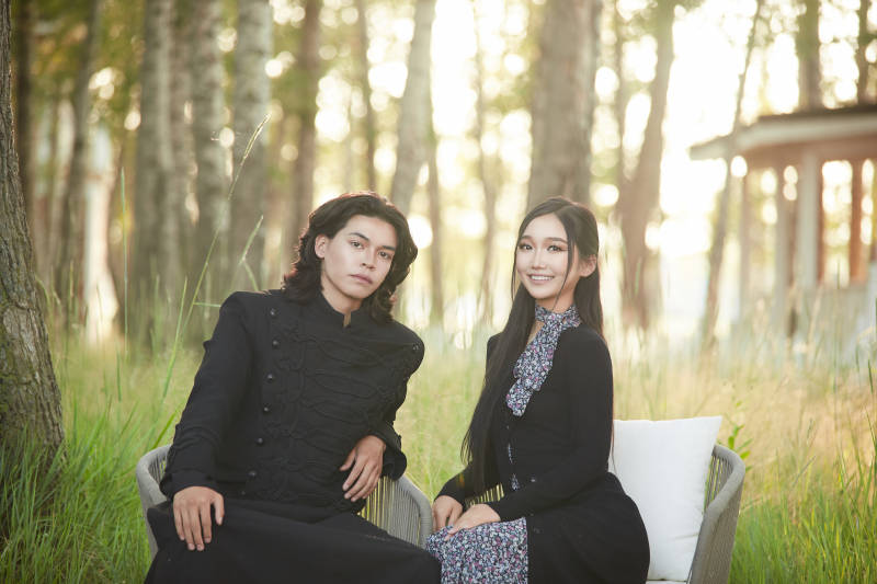 户外旅游景区拍照的亚洲情侣图片