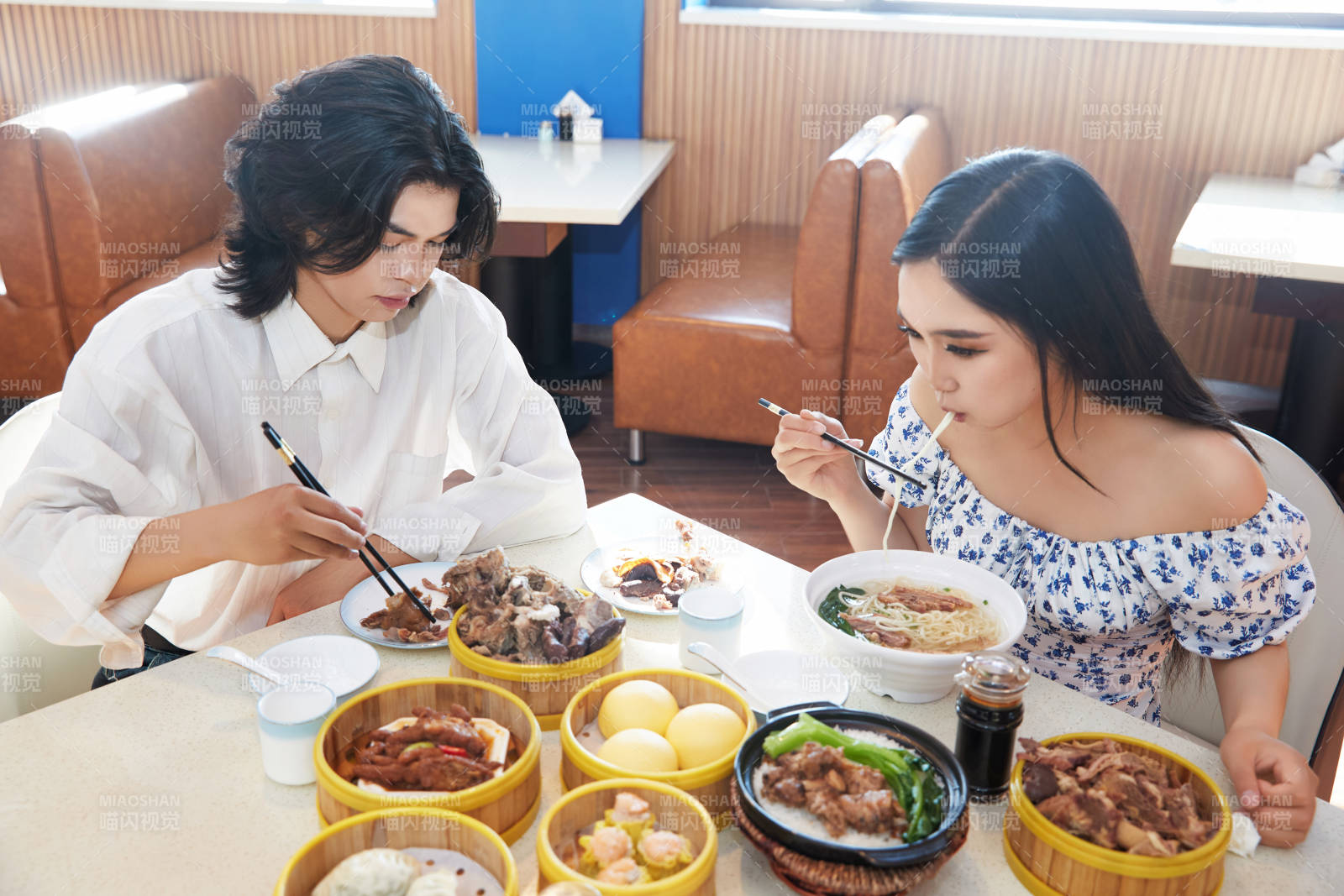 在茶餐厅大吃特吃的东方情侣图片