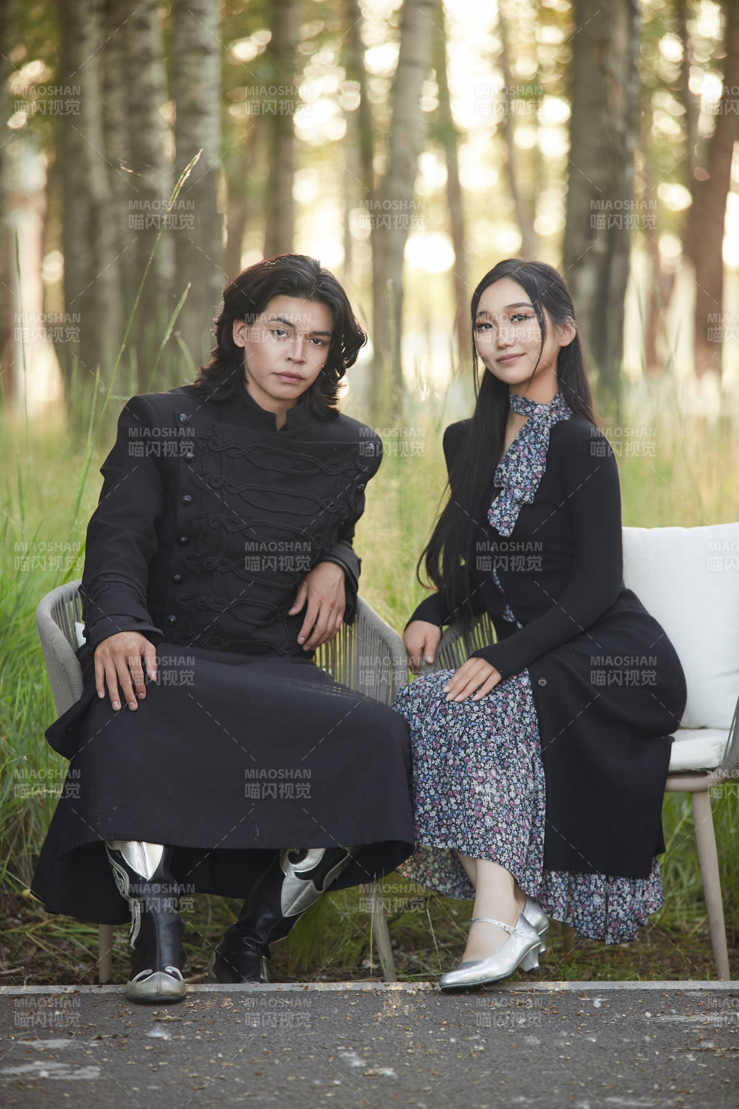 户外旅游景区拍照的亚洲情侣图片