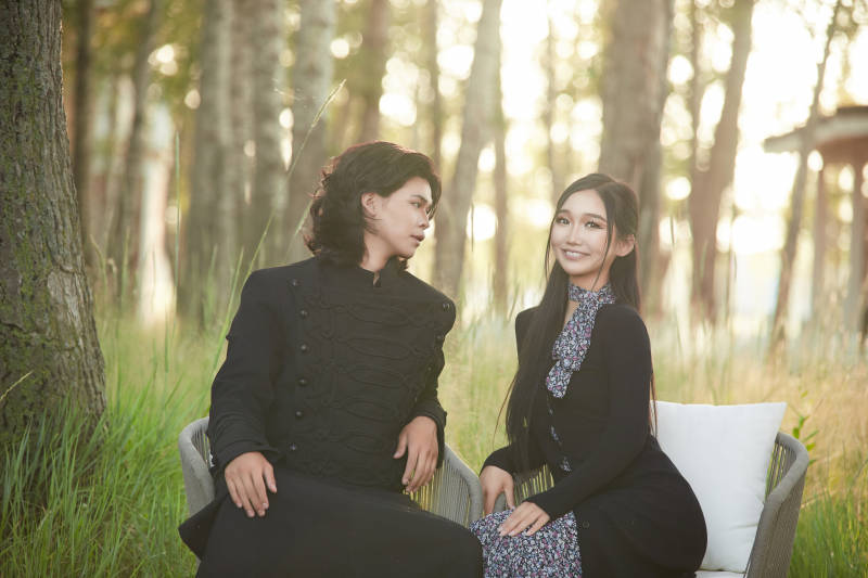 户外旅游景区拍照的亚洲情侣图片