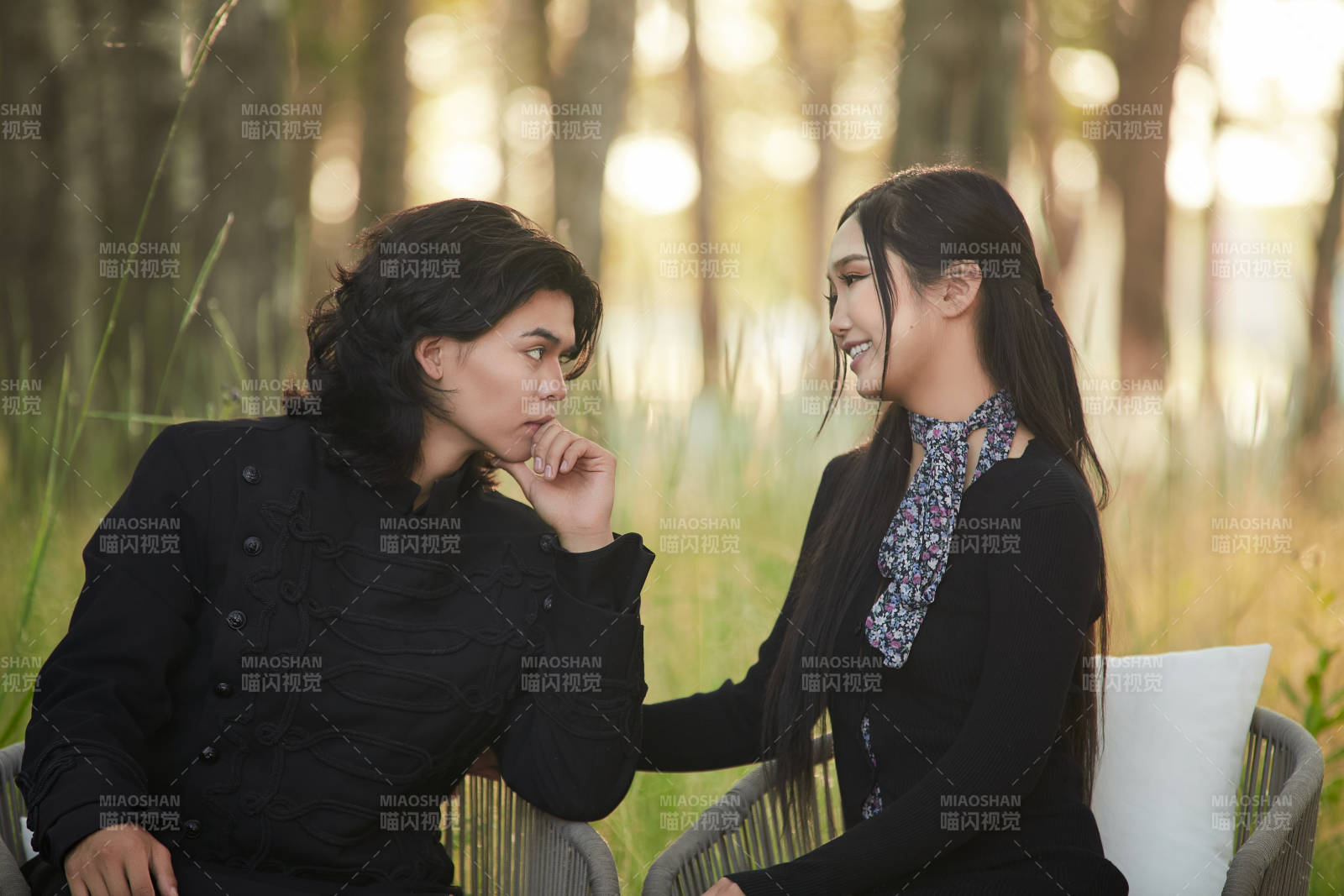 户外旅游景区拍照的亚洲情侣图片