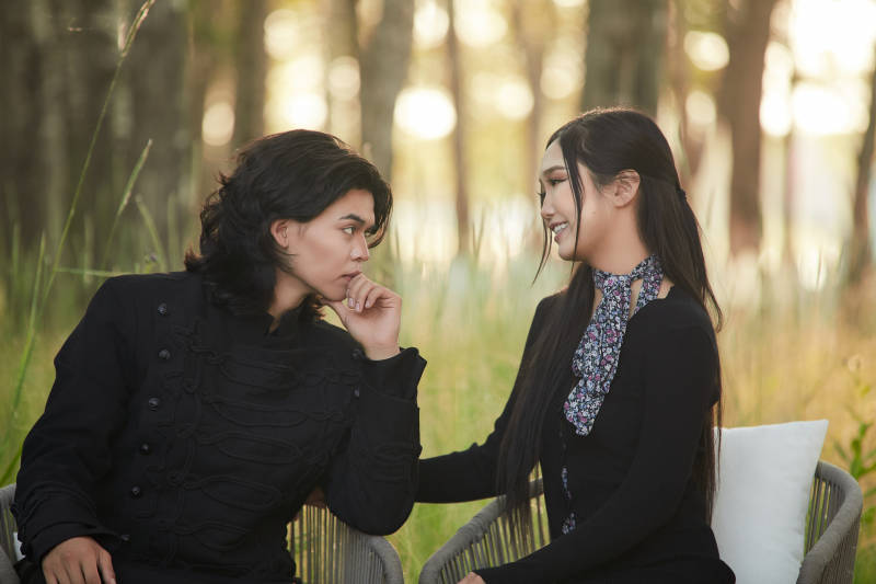 户外旅游景区拍照的亚洲情侣图片