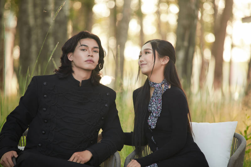 户外旅游景区拍照的亚洲情侣图片