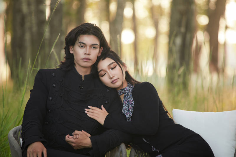 户外旅游景区拍照的亚洲情侣图片