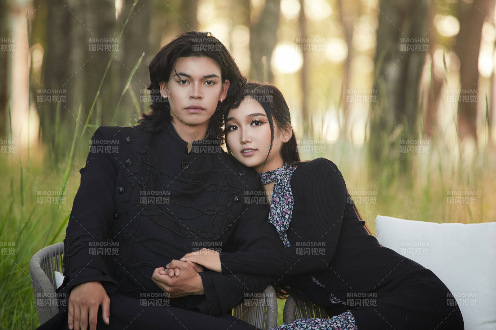 户外旅游景区拍照的亚洲情侣图片