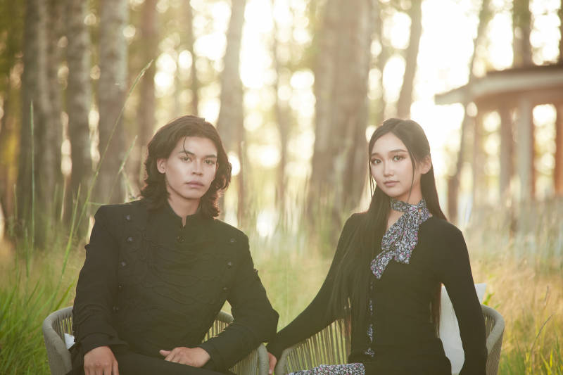 户外旅游景区拍照的亚洲情侣图片