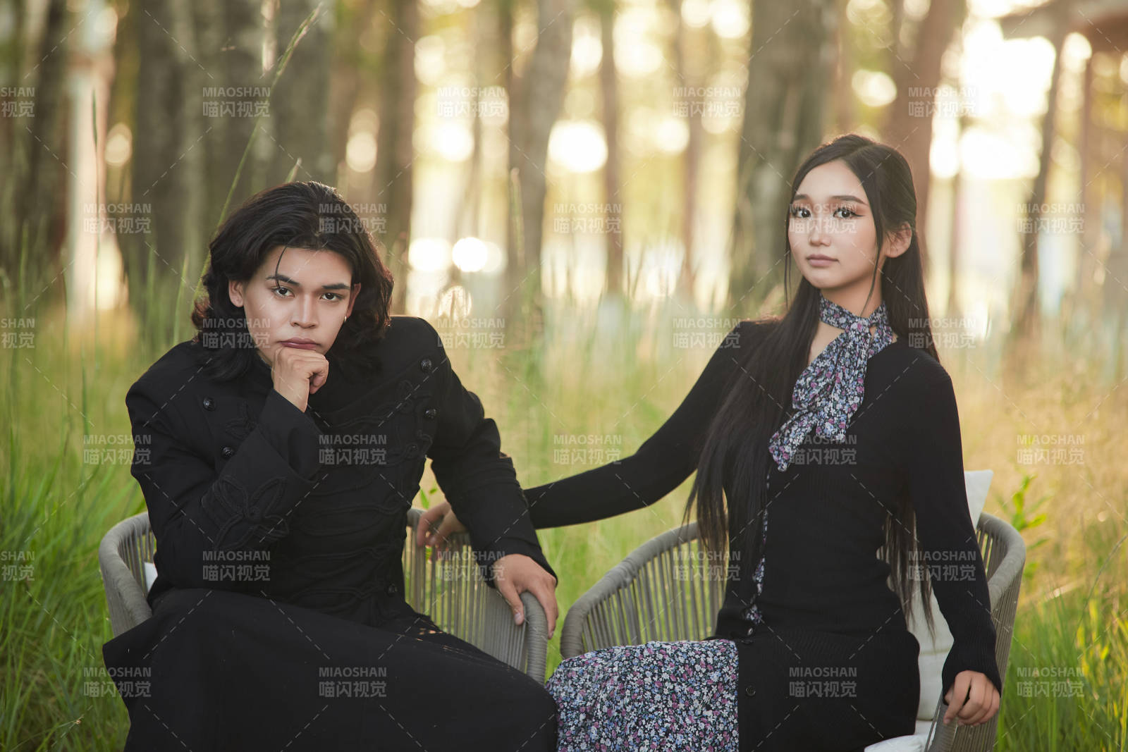 户外旅游景区拍照的亚洲情侣图片