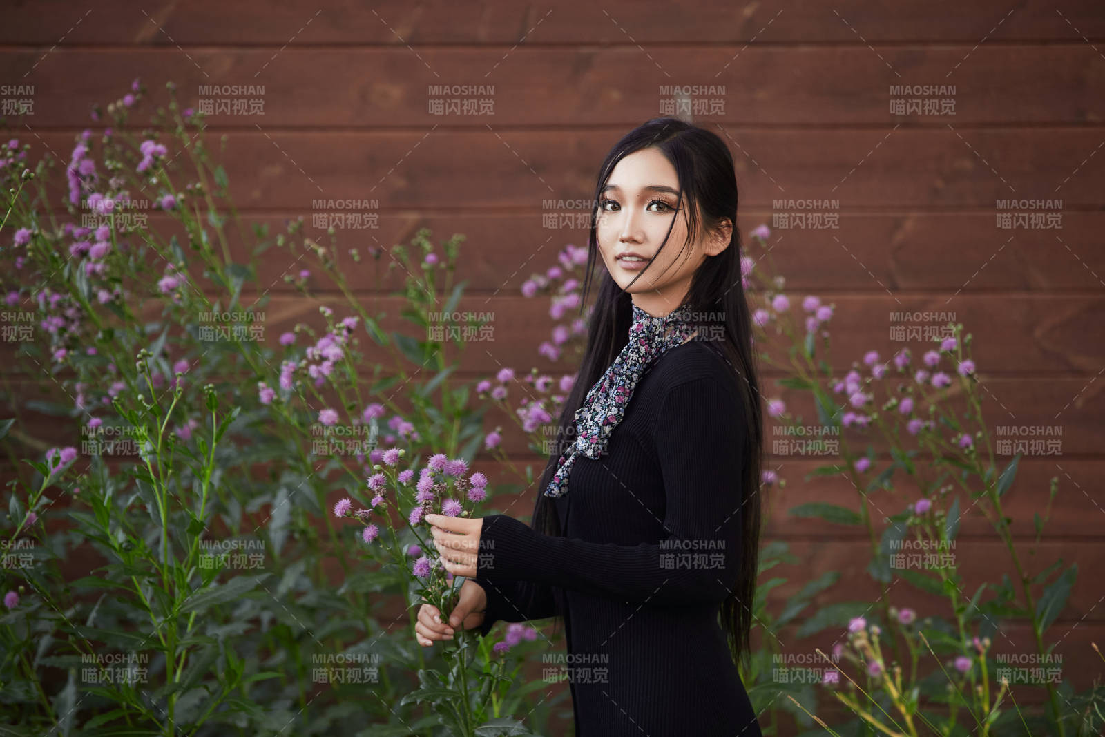 盛夏夕阳照射下花丛草地中的亚洲美女图片