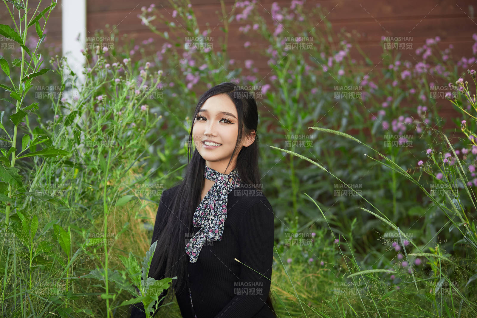 盛夏夕阳照射下花丛草地中的亚洲美女图片