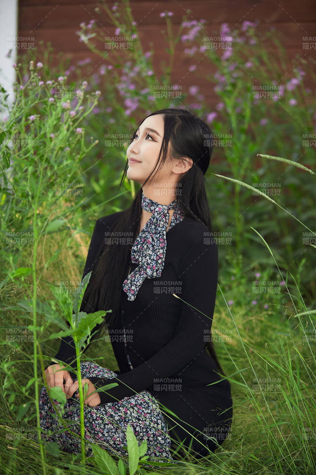 盛夏夕阳照射下花丛草地中的亚洲美女图片