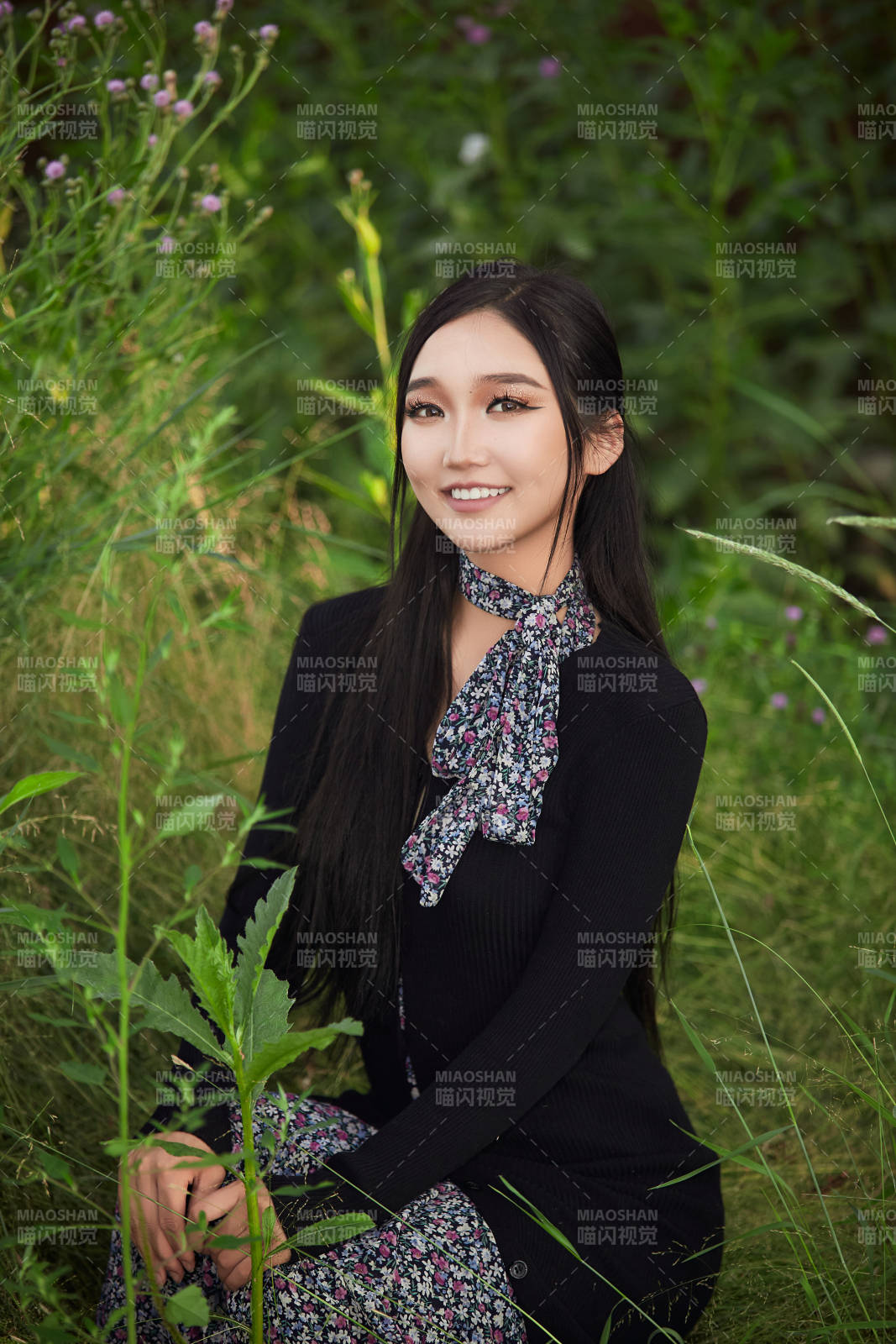 盛夏夕阳照射下花丛草地中的亚洲美女图片