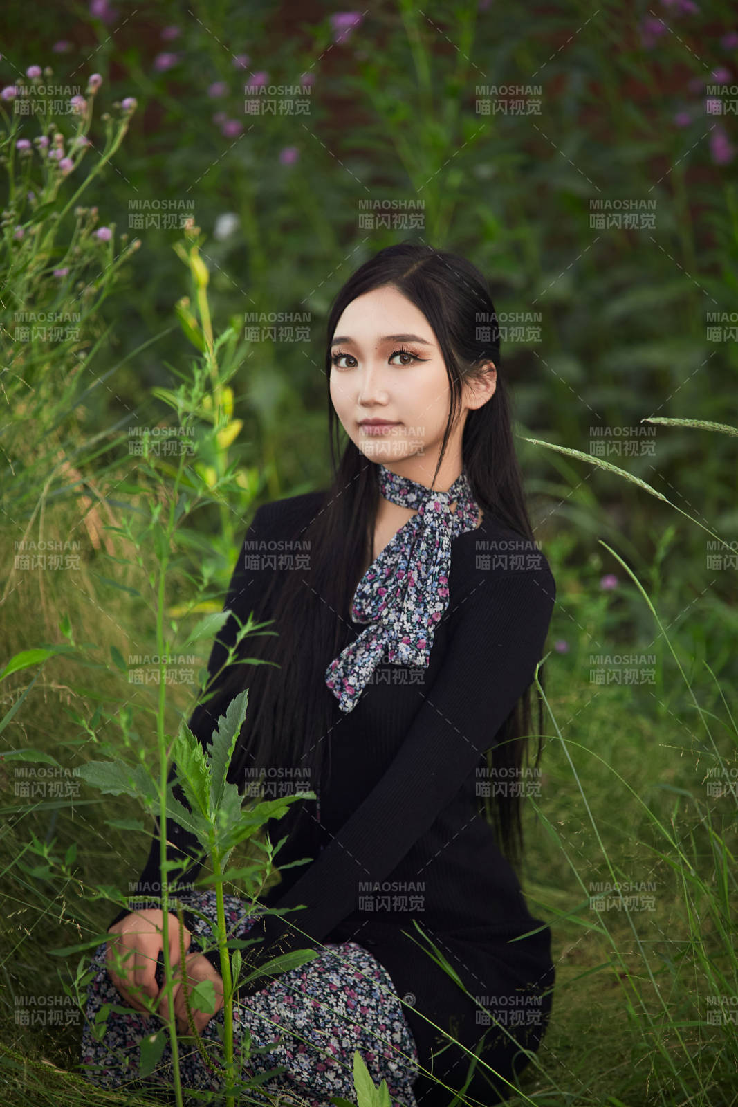 盛夏夕阳照射下花丛草地中的亚洲美女图片