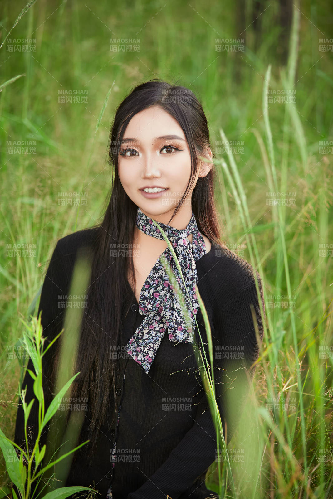 盛夏夕阳照射下花丛草地中的亚洲美女图片