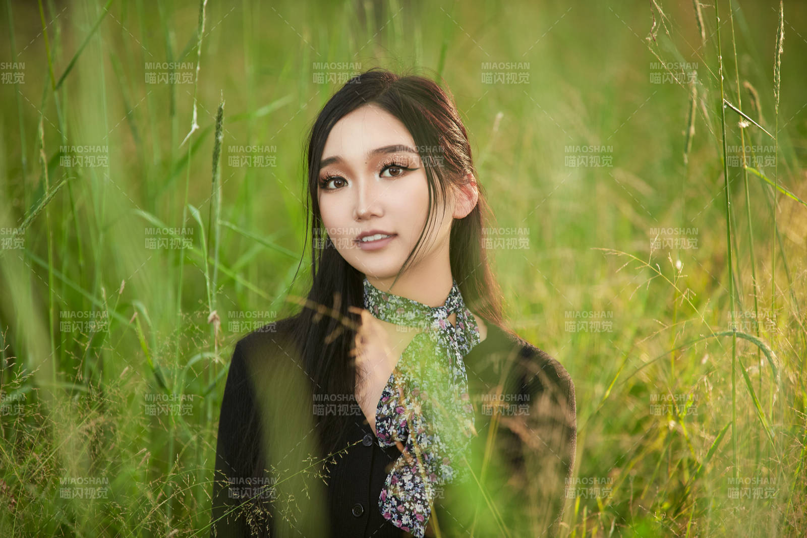 盛夏夕阳照射下花丛草地中的亚洲美女图片