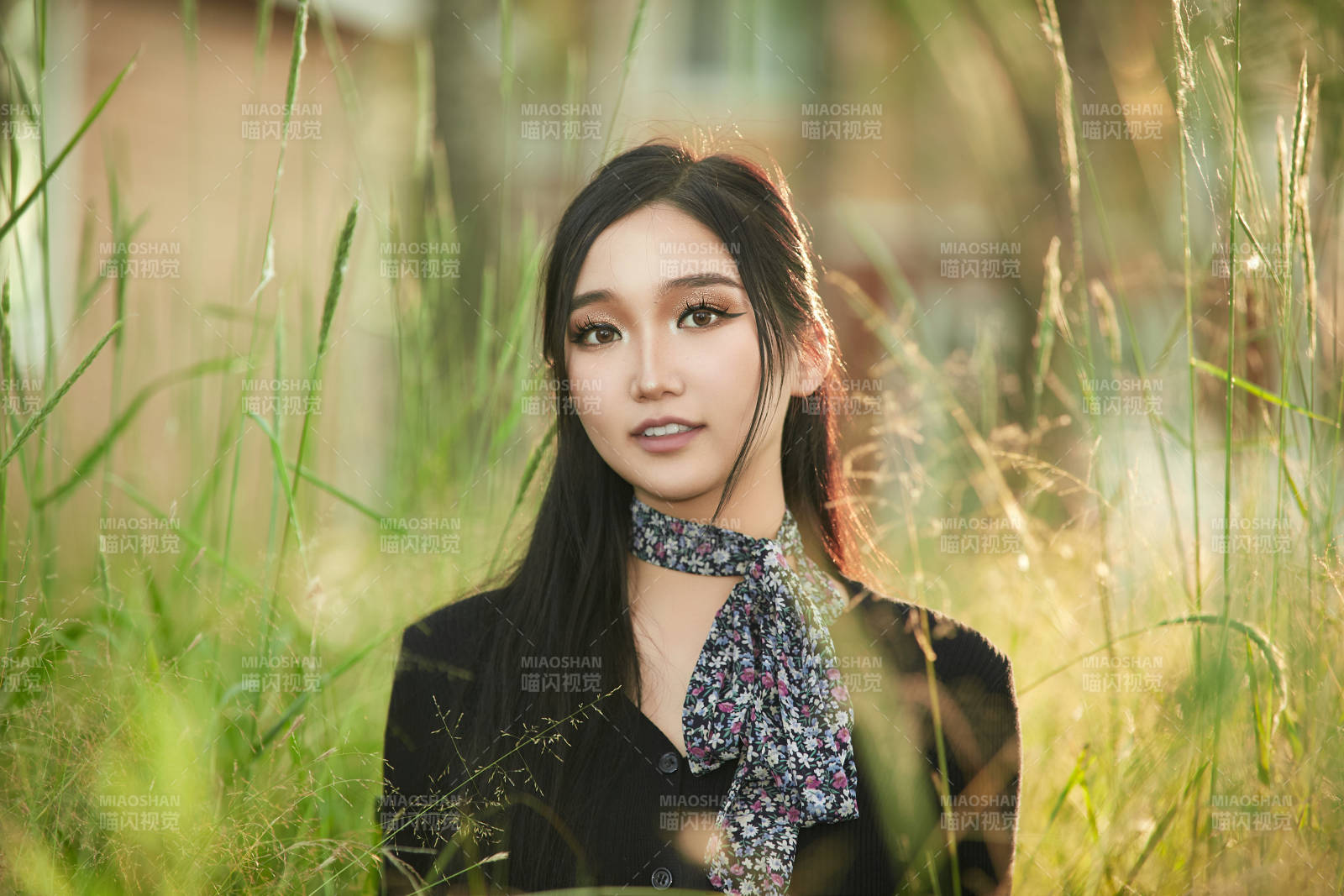 盛夏夕阳照射下花丛草地中的亚洲美女图片