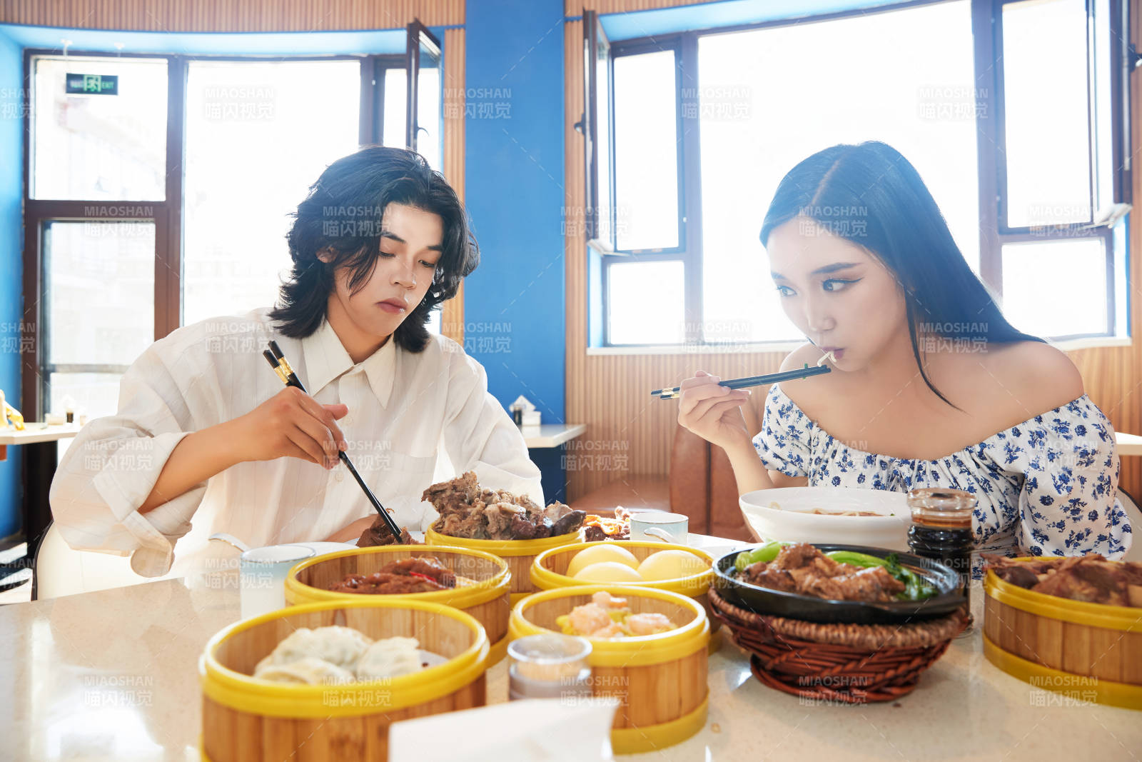 在茶餐厅大吃特吃的东方情侣图片