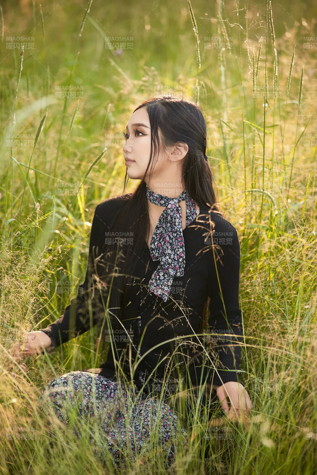 盛夏夕阳照射下花丛草地中的亚洲美女图片