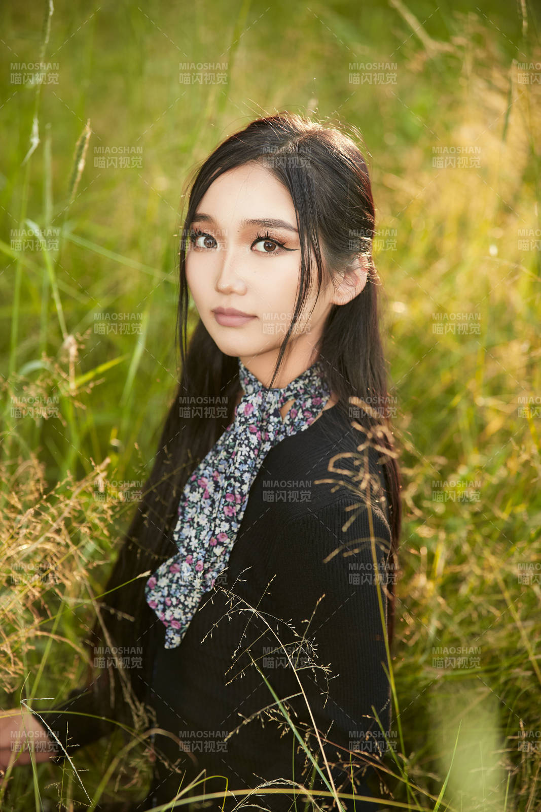 盛夏夕阳照射下花丛草地中的亚洲美女图片