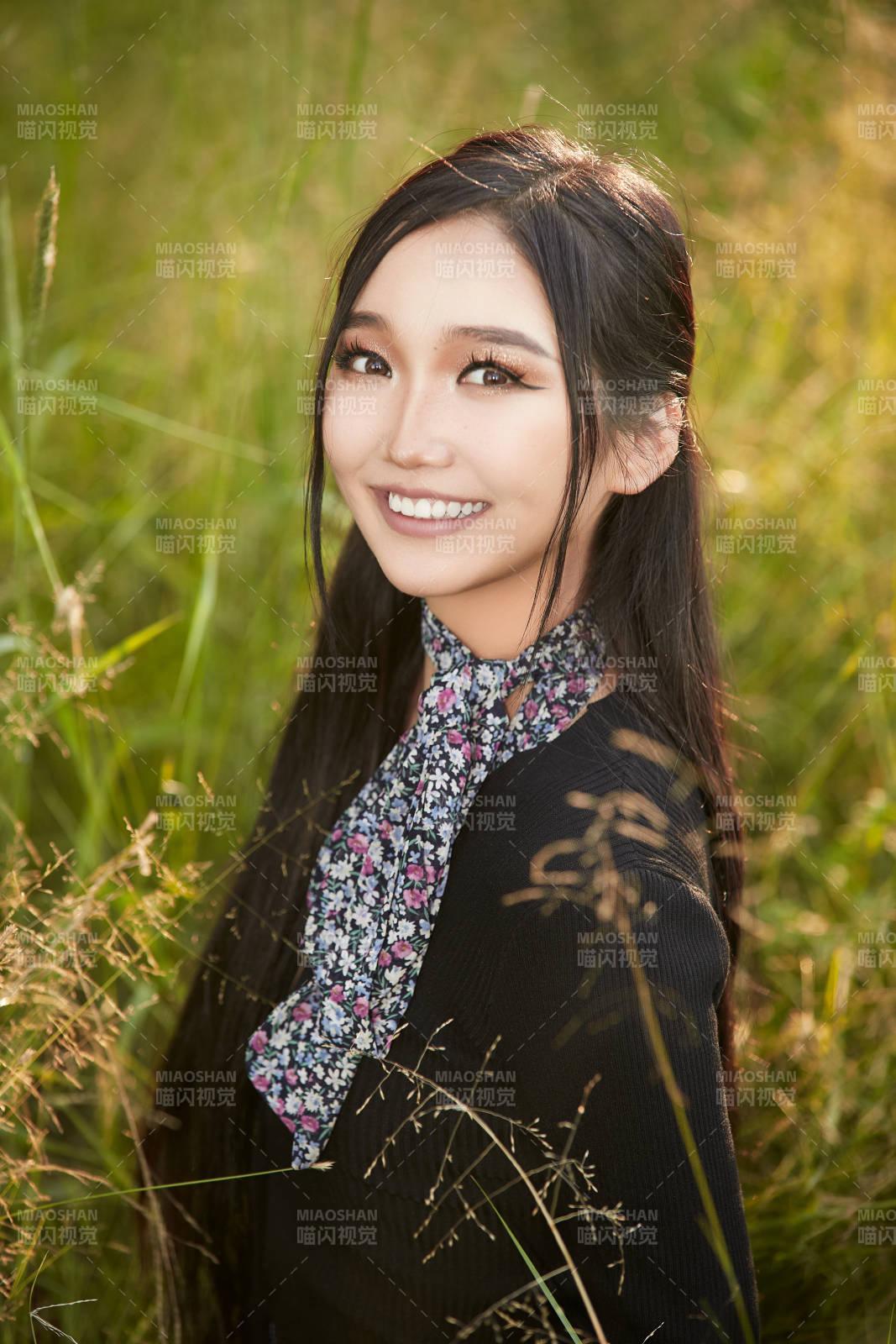 盛夏夕阳照射下花丛草地中的亚洲美女图片