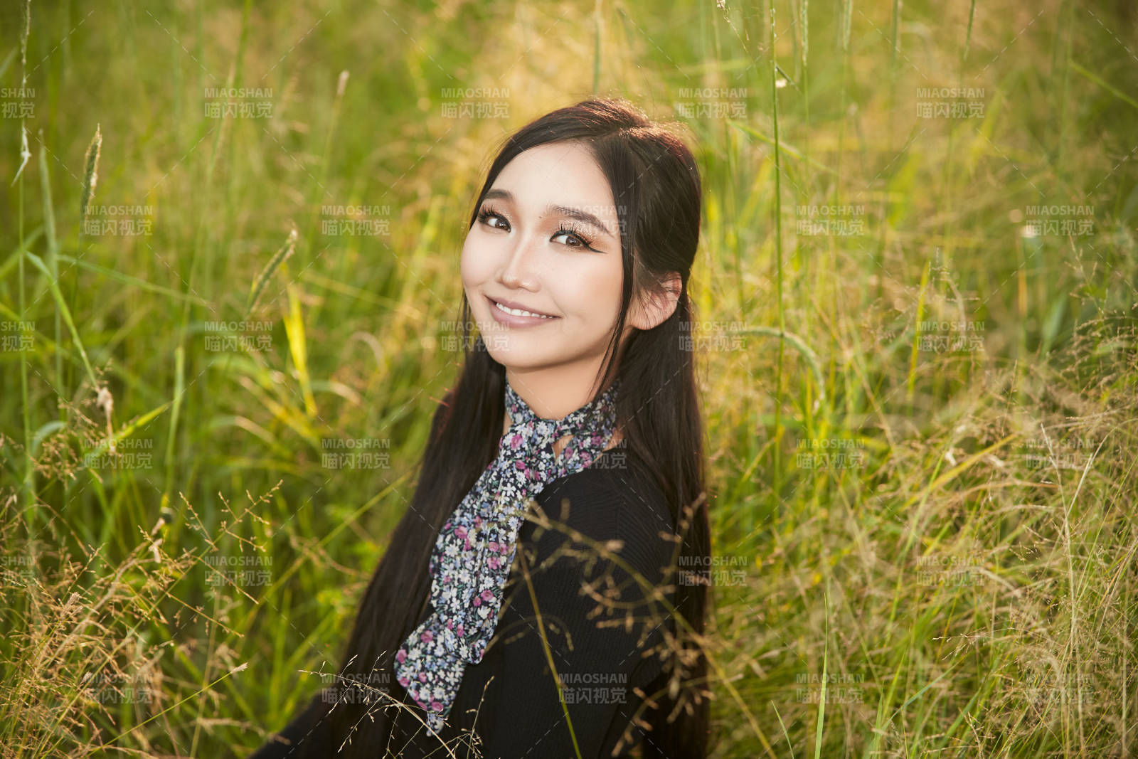 盛夏夕阳照射下花丛草地中的亚洲美女图片