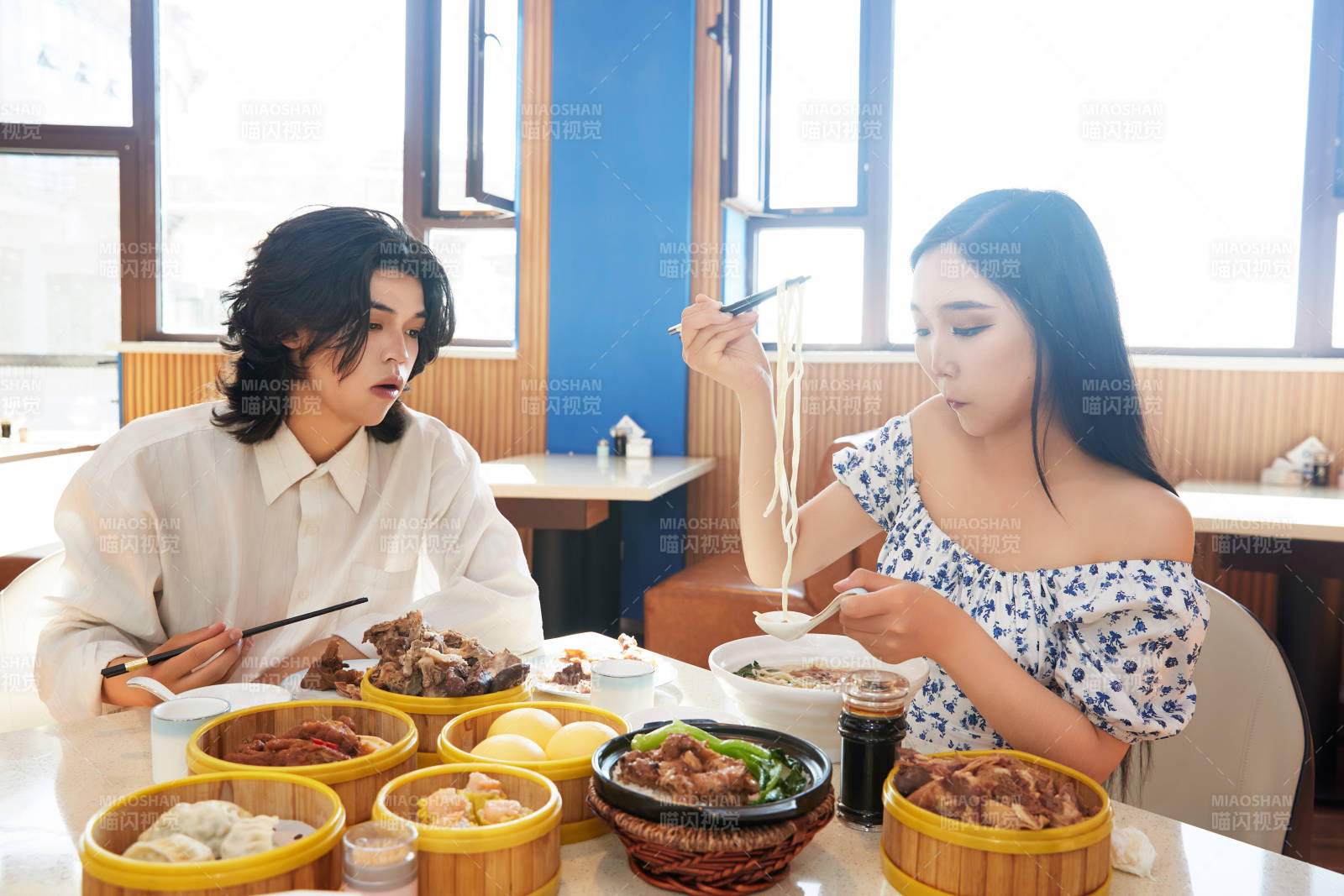 在茶餐厅大吃特吃的东方情侣图片