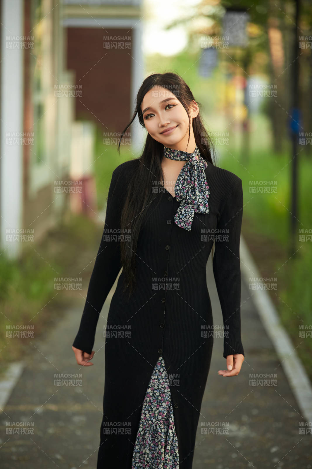 盛夏夕阳照射下花丛草地中的亚洲美女图片